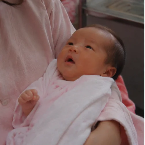 生まれたばかりのはるかさんを抱く家族