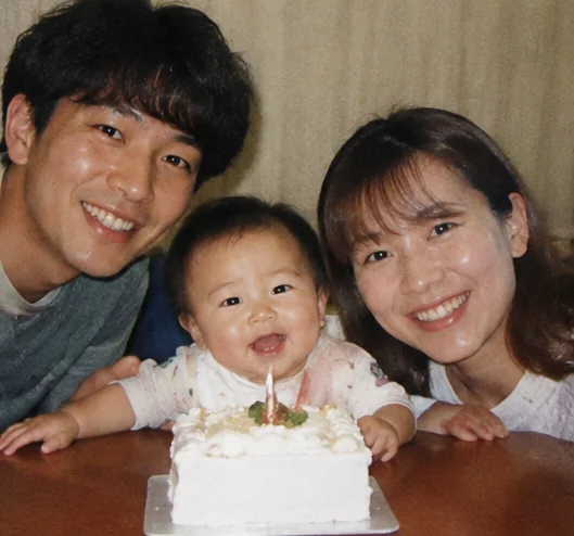 家族と笑顔で写る幼い一郎さん